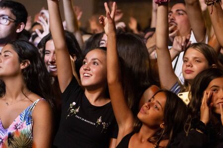 FARO, PORTUGAL: 5th SEPTEMBER, 2019 - Audience watch music artist on  Festival F, a big festival on the city of Faro, Portugal.のeditorial素材