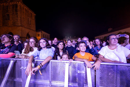 FARO, PORTUGAL: 7th SEPTEMBER, 2023 - Audience watch music artist on Festival F, a big festival in the city of Faro, Portugal.のeditorial素材