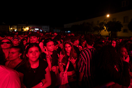 FARO, PORTUGAL: 7th SEPTEMBER, 2023 - Audience watch music artist on Festival F, a big festival in the city of Faro, Portugal.のeditorial素材
