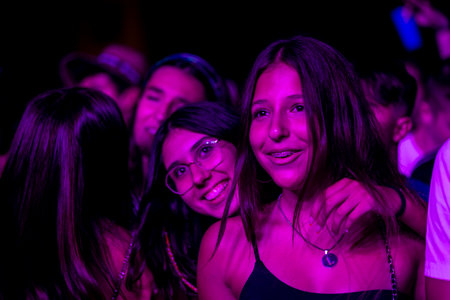 FARO, PORTUGAL: 7th SEPTEMBER, 2023 - Audience watch music artist on Festival F, a big festival in the city of Faro, Portugal.のeditorial素材
