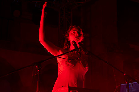 FARO, PORTUGAL: 6th SEPTEMBER, 2024 - Music artist, Emmy Curl, performs on Festival F, a big festival on the city of Faro, Portugal.のeditorial素材