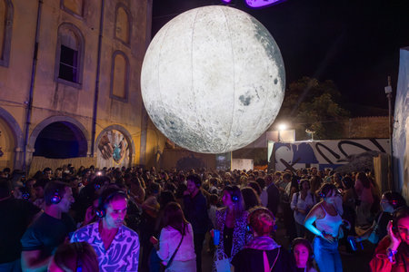 FARO, PORTUGAL: 5th SEPTEMBER, 2024 - Audience enjoying music in headphones on Festival F, a silent disco concept.のeditorial素材