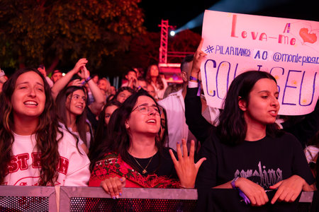 FARO, PORTUGAL: 5th SEPTEMBER, 2024 - Audience watch music artist in the Music Festival F, a big festival on the city of Faro, Portugalのeditorial素材