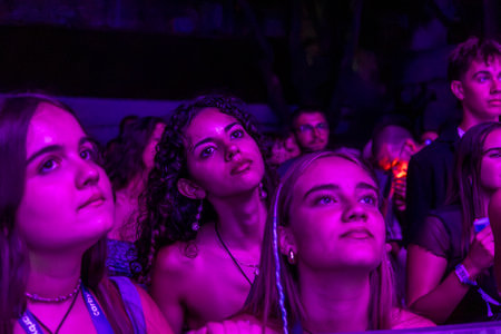 FARO, PORTUGAL: 5th SEPTEMBER, 2024 - Audience watch music artist in the Music Festival F, a big festival on the city of Faro, Portugalのeditorial素材