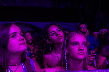 FARO, PORTUGAL: 5th SEPTEMBER, 2024 - Audience watch music artist in the Music Festival F, a big festival on the city of Faro, Portugalのeditorial素材