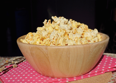 Sweet popcorn in a wood bowlの写真素材