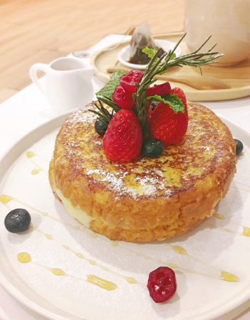 Cheesecake with fresh berries served with teaの写真素材