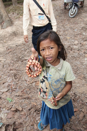 Poor girl selling braceletのeditorial素材