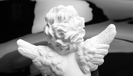 White angel statue from the backの写真素材