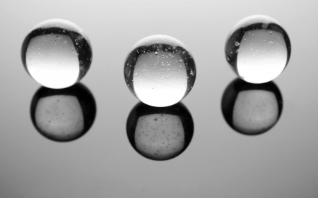 Transparent spheres on glossy backgroundの写真素材
