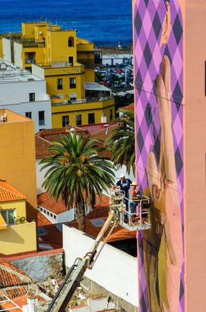 Street art by Martin Ron so the mural is created There are canaries. Martin Ron and Skippy at work.のeditorial素材