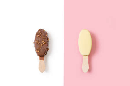 A green ceramic round plate on a white background in a top viewの写真素材