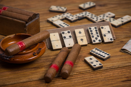 Cigars in ash tray on tableの写真素材