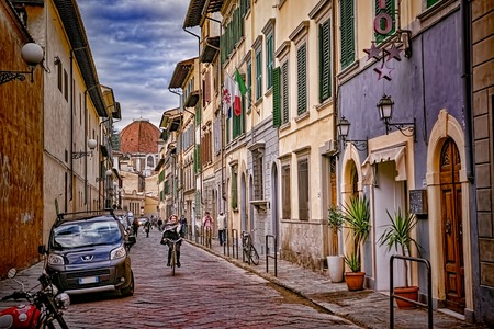 FLORENCE, ITALY - NOVEMBER 2016: People are walking through the streets of Florenceのeditorial素材