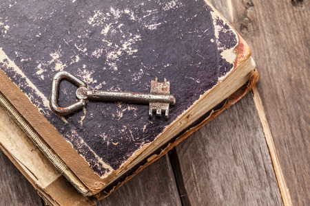 old keys on a vintage book close up imageの写真素材