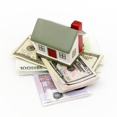 Model of a house lying on some banknotesの写真素材