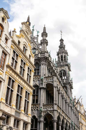 the Grand Place and the Maison du Roi, a neo-gothic style building from the XIXth century, which houses the Museum of the City of Brussels.のeditorial素材