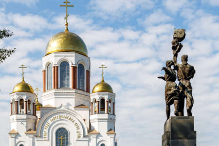Ekaterinburg, Russia - September. 08 2020 monument to the Komsomol in front of the Orthodox church, the opposite of timeのeditorial素材