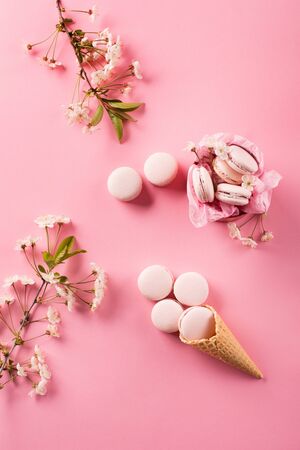 Roze macaroons in gift box and Cherry blossoms. Sweet macarons present on pink background with copy space. Top view. Holiday time conceptの写真素材