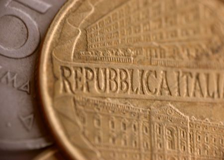 modern italian coin of gold color, macroの写真素材