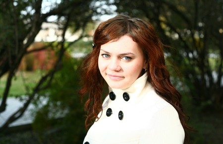 Portrait of a redheaded girl near a tree (autumn colors).の写真素材