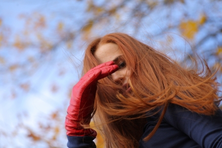 Close-up portrait of a beautiful red-headed girl posing outdoorsの写真素材