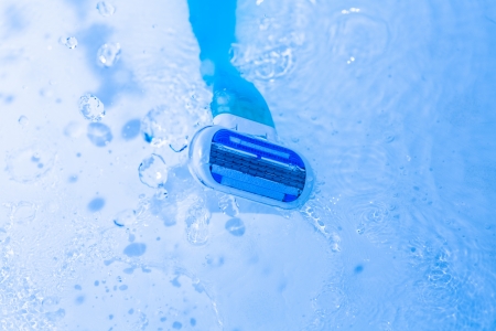 Razor with water splash   razor in a spray of water dropletsの写真素材