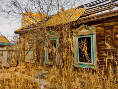 Abandoned wooden house. Wooden hut in shanties.の写真素材
