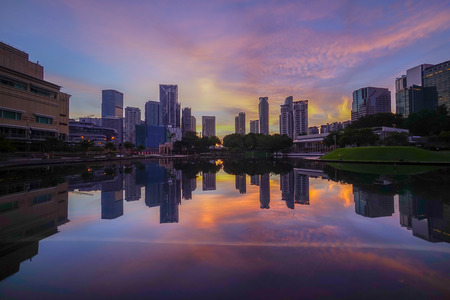 Sunrise At KLCC Petronas Twin Tower Symphony Lakeのeditorial素材