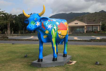 Cow sculpture on the lawnのeditorial素材