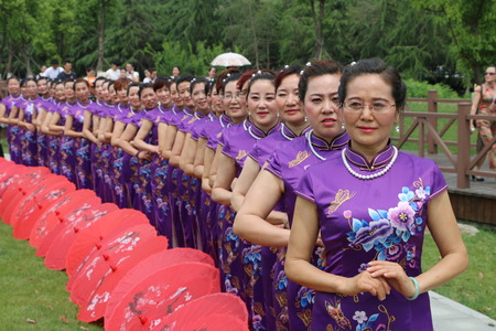 Women with traditional clothing standing and posing in a lineのeditorial素材