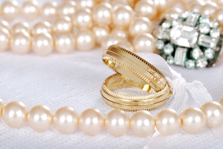 gold wedding bands with pearlsの写真素材