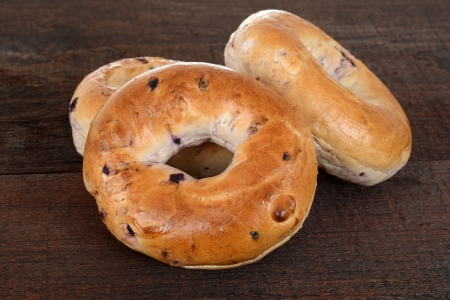 Blueberry bagels on woodの写真素材