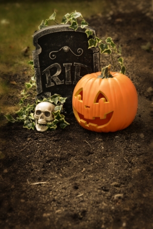 pumpkin and skull at graveの写真素材
