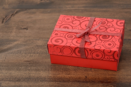 red christmas present on woodの写真素材