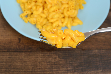 closeup macaroni and cheese on a forkの写真素材