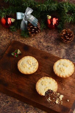 top view christmas mincemeat pies on woodの写真素材