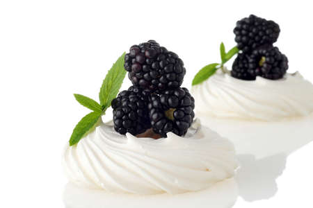 blackberry meringue pavlova with mintの写真素材