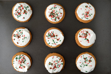 high angle view christmas gingerbread sugar cookies on baking trayの写真素材