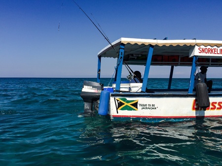 Glass bottom boatの素材