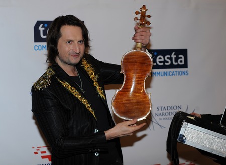 Maciej Gillert/Media PicturesWarszawa 28.02.2015Kings on Ice show z udzialem Evgeni Plushenko i Edvin Marton ktory zagral na 300 letnich skrzypcach StradivariusN/z: Edvin Martonのeditorial素材