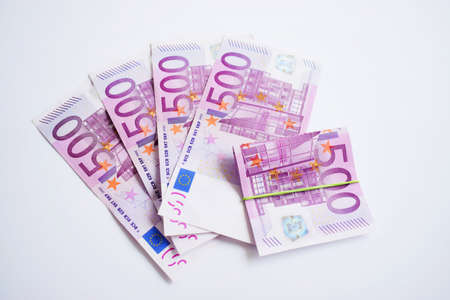 3000 euros in five hundred banknotes.