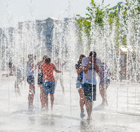 MOSCOW - JULY 31: Young people bathing in dry fountain in Museon Park on July 31, 2014 in Moscow.のeditorial素材