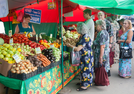 MOSCOW - AUGUST 08: People buying vegetables in Vegetable Fair on Leskov Street on August 8, 2014 in Moscow.のeditorial素材