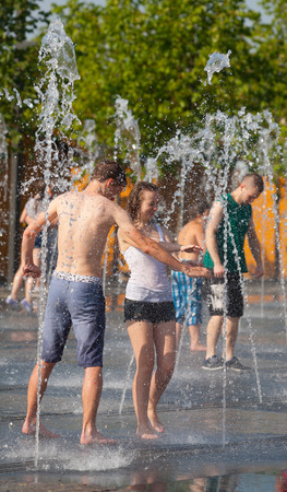 MOSCOW - JULY 31: Young people bathing in dry fountain in Museon Park on July 31, 2014 in Moscow.のeditorial素材