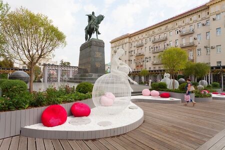 MOSCOW, RUSSIA - AUGUST 31, 2018: Floristic compositions, Yuri Dolgorukiy monument and a house on Tverskaya Square on summer noon. Dolgoruky was Russian prince and founder of Moscow.のeditorial素材