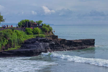 Close up shot of a cliff with a temple on it in Tanah Lot, Baliのeditorial素材