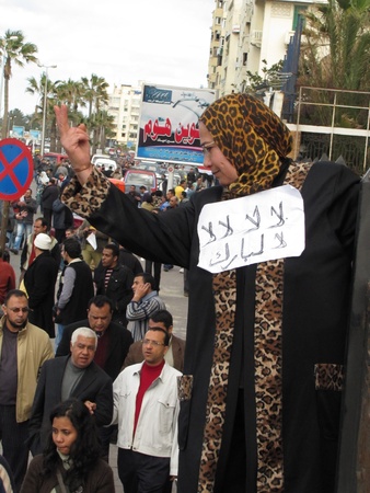 Alexandria, Egypt - February 1, 2011 - Egyptians demonstrating calling for the resignation of President Mubarak		のeditorial素材