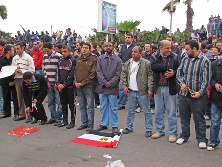 Alexandria, Egypt - February 04, 2011 - Demonstrators praying infront of Ibrahim Mosque のeditorial素材