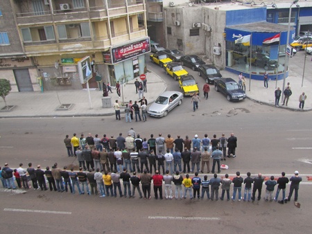 Alexandria, Egypt - Janruary 28, 2011 - Demonstrators praying in the middle of the street 				のeditorial素材
